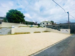 白壁に囲まれたスペースがYuki Suite Kourijima専用駐車場となっております。
