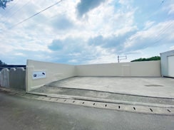 白壁に囲まれたスペースがYuki Suite Kourijima専用駐車場となっております。